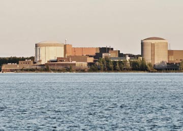 La centrale nucléaire Gentilly et ses deux dômes, vue du fleuve