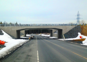 Le viaduc de la 181e Rue à Beauceville, la route qui passe dessous, un peu de neige