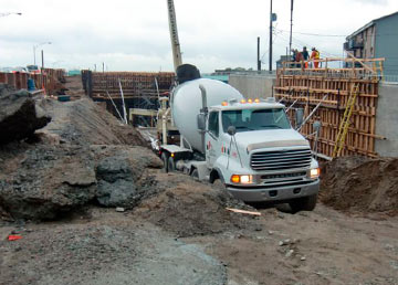 Le chantier du viaduc Hamel : une bétonnière devant les coffrages de béton